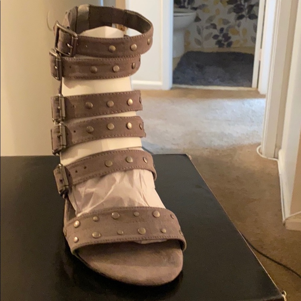 Heels - Picture 2 of 2